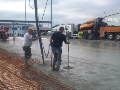 Pågående gjutning betongplatta